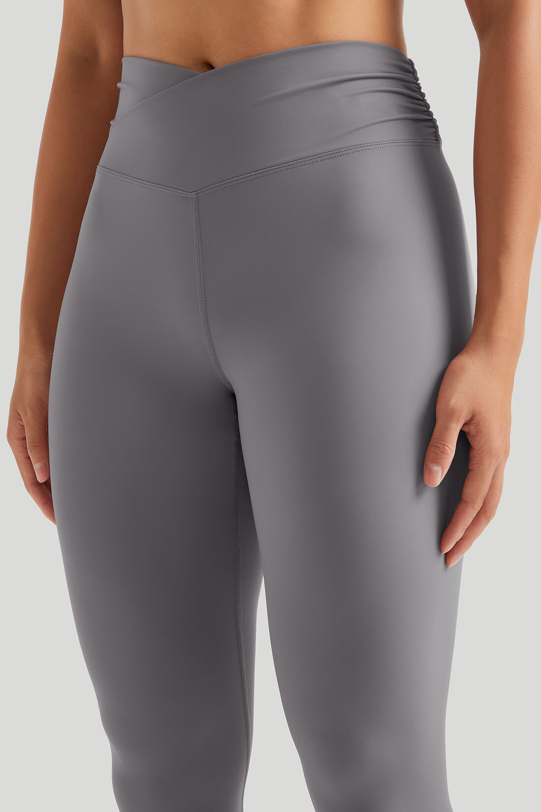 Nackte Yoga-Leggings mit V-Taille und seitlichen Kräuselungen