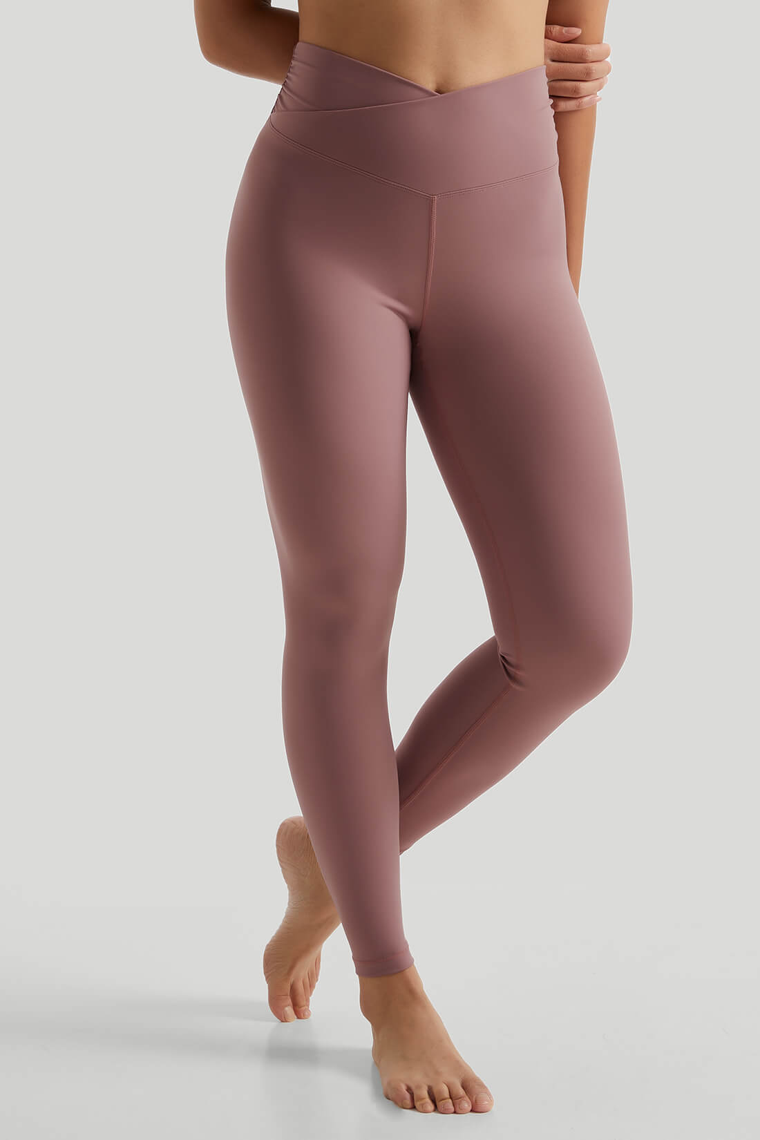 Nackte Yoga-Leggings mit V-Taille und seitlichen Kräuselungen