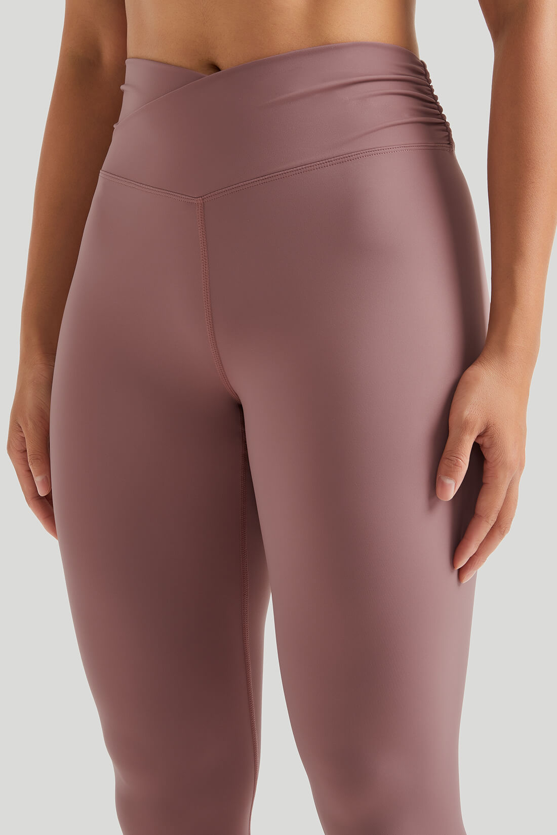 Nackte Yoga-Leggings mit V-Taille und seitlichen Kräuselungen