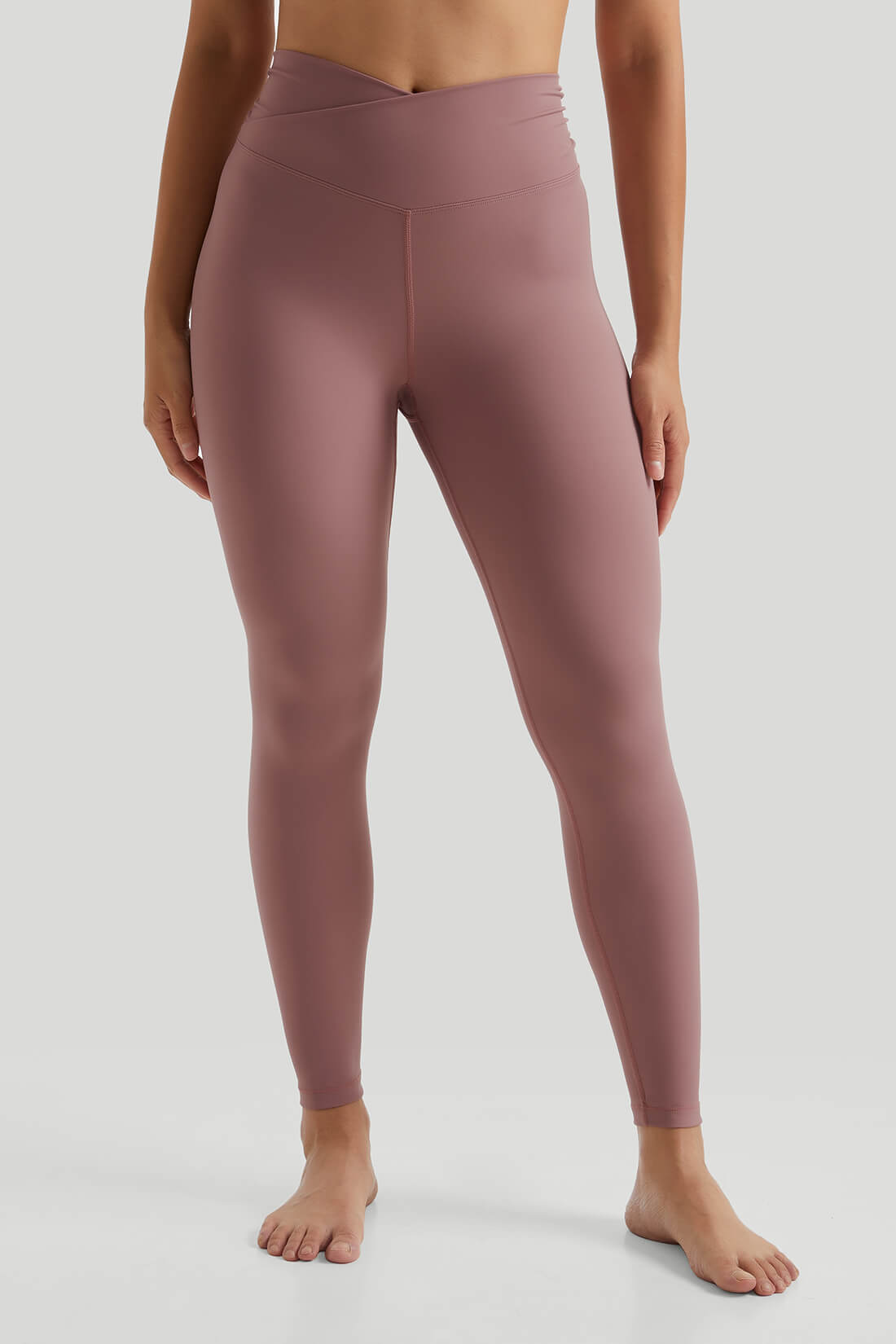 Nackte Yoga-Leggings mit V-Taille und seitlichen Kräuselungen