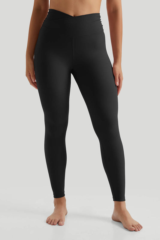 Nackte Yoga-Leggings mit V-Taille und seitlichen Kräuselungen
